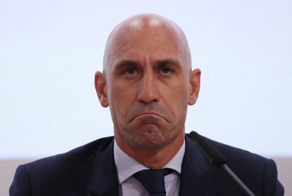 Le president de la federation espagnole de football, luis rubiales, lors d'une conference de presse en suisse