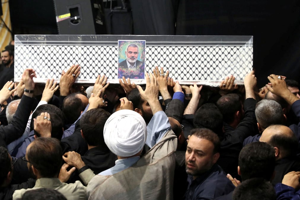 Des gens portent le cercueil du chef du hamas ismail haniyeh lors de sa ceremonie funeraire a teheran