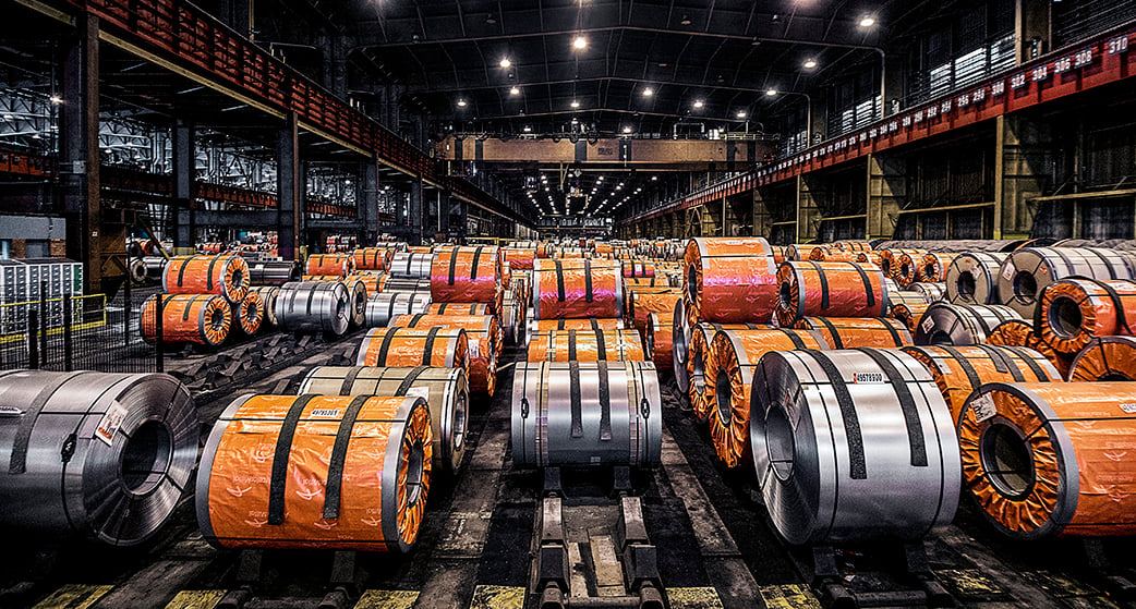 ArcelorMittal, l'un des géants de la sidérurgie mondiale, a annoncé le licenciement 400 employés. Un nouveau coup de massue pour l'entreprise en perte de vitesse depuis 2006.
