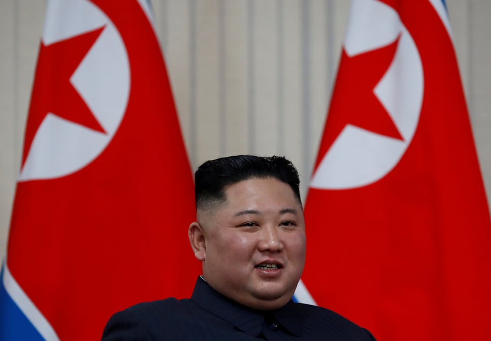 Le numero un nord-coreen hausse le ton, assiste aux essais de missiles