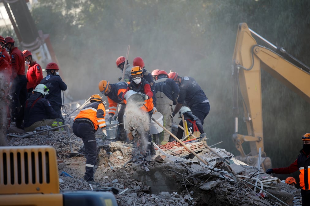 Turquie: poursuite des recherches apres le seisme de vendredi, le bilan s'alourdit