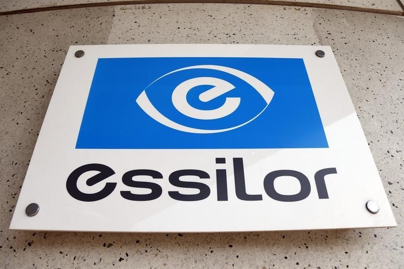 Essilor, en vedette en bourse de paris a mi-seance