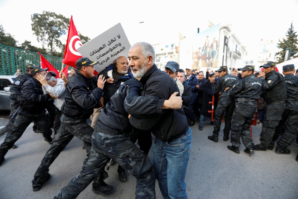 Des manifestants affrontent la police lors d'une manifestation contre le president tunisien kais saied, a tunis
