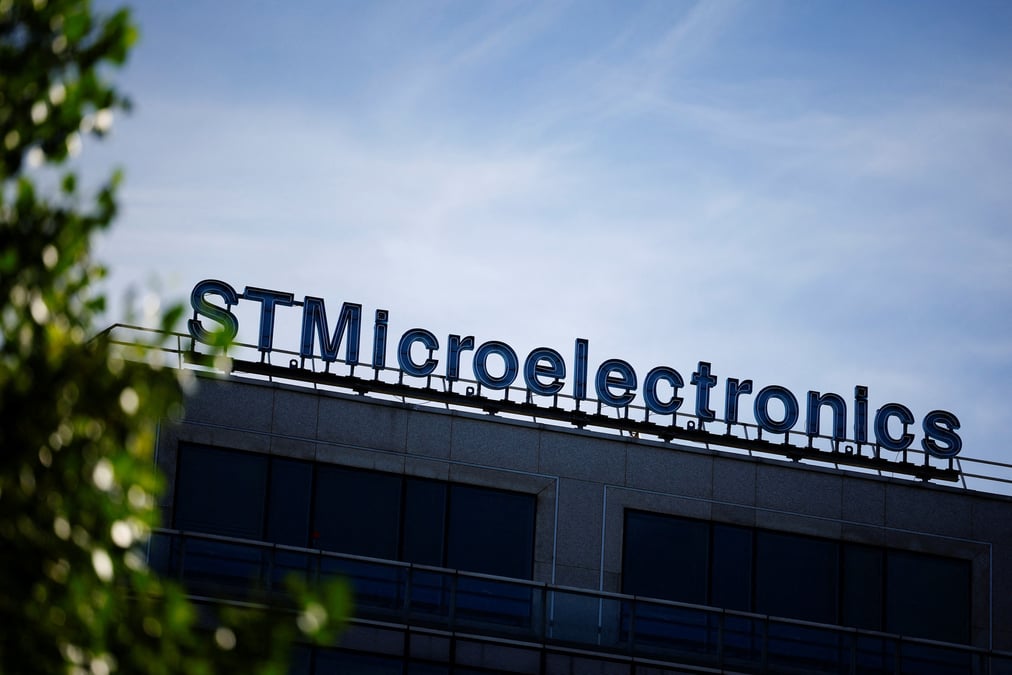 Le logo de stmicroelectronics est visible a l'exterieur d'un batiment de l'entreprise a montrouge