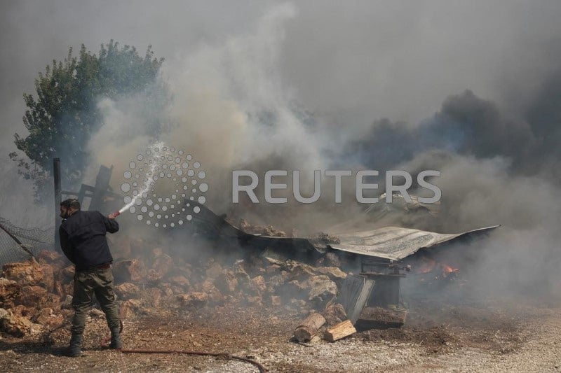 Un incendie brule a nea penteli, pres d'athenes
