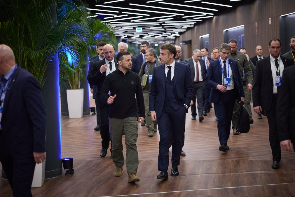 Le president ukrainien volodymyr zelenskiy et le president francais emmanuel macron