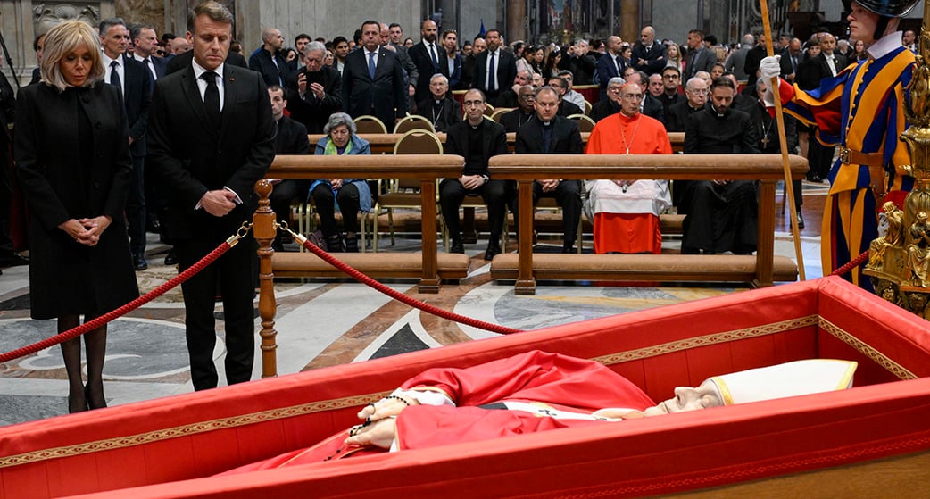 En Italie, Emmanuel Macron agace ceux qui le trouvent trop proche des participants du conclave qui se tiendra dans quelques jours au Vatican.