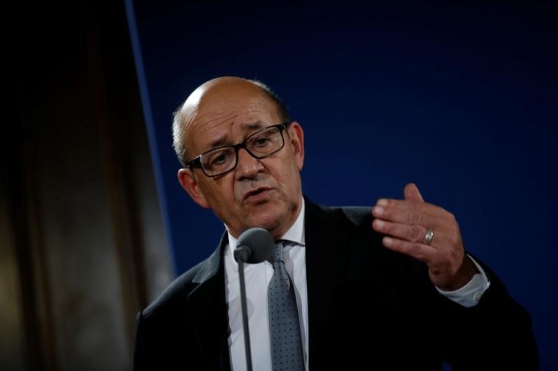 Le drian serait en discussion avec macron mais "maitre de son calendrier"