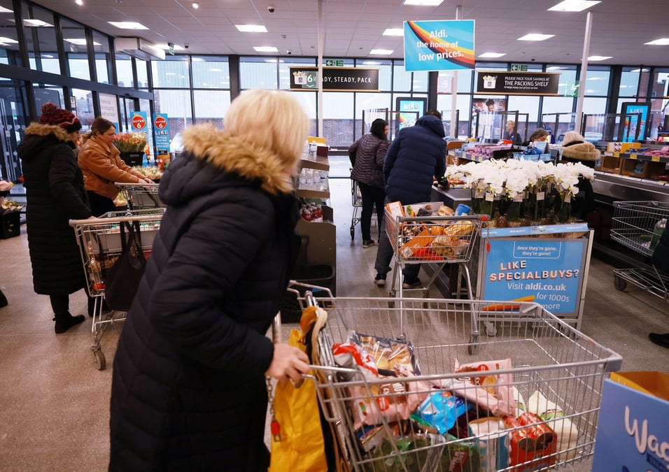 Des personnes font leurs courses a l'interieur d'un supermarche aldi pres d'altrincham