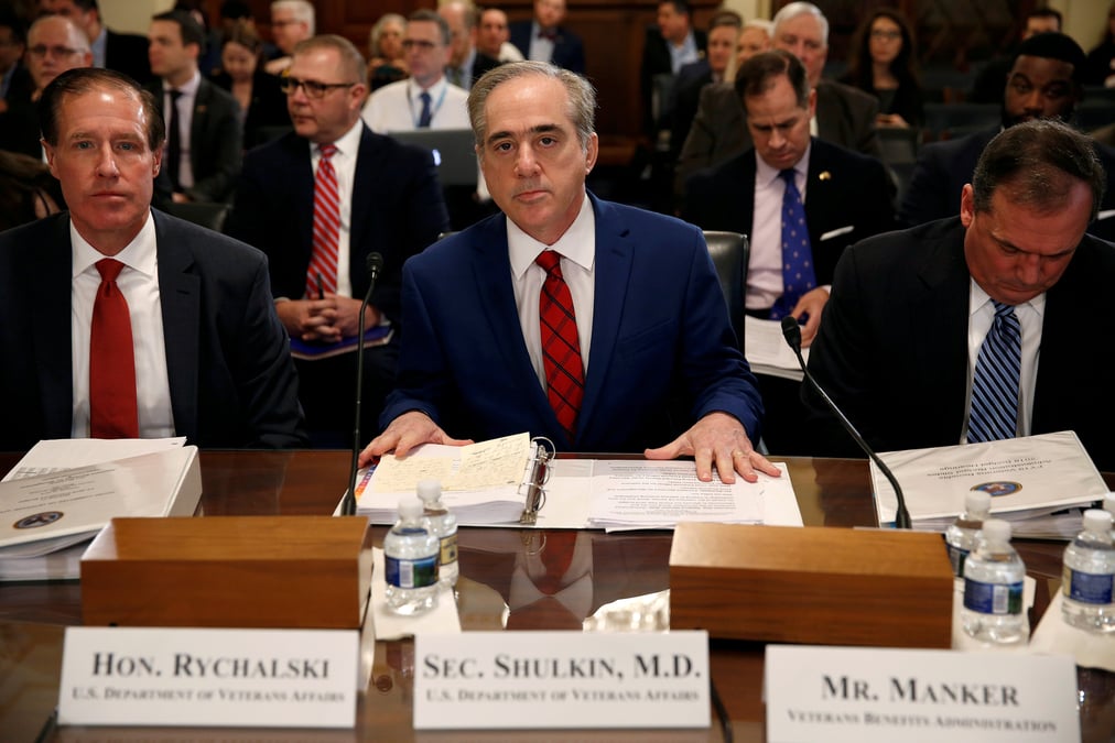 Le secretaire us aux anciens combattants remplace par le medecin de trump