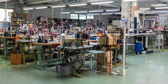 C'est dans les ateliers de l'entreprise gardoise Eminence, à Aimargues, que sont fabriqués quelque 7 000 premiers masques en tissu, destinés aux sapeurs-pompiers de l'Hérault et soignants du CHU de Montpellier.