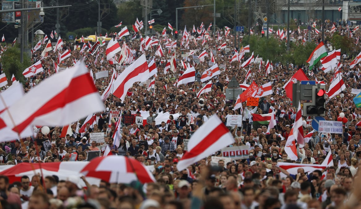 Nouvelle manifestation massive a minsk, des dizaines d'interpellations