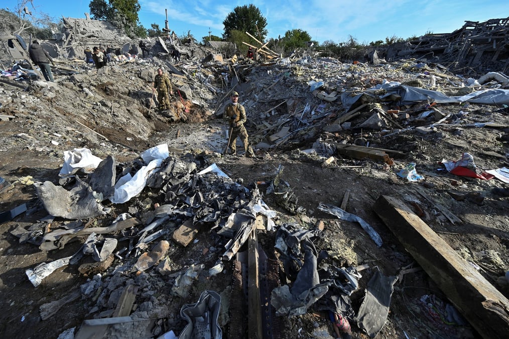 Les forces ukrainiennes inspectent une zone residentielle fortement endommagee par les bombardements russes dans la ville de zaporijjia