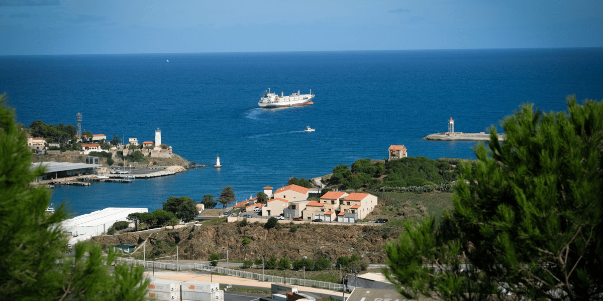 Dans les Pyrénées-Orientales, le port de Port-Vendres accueille 50 à 90 bateaux chaque année, de 110 mètres de long pour les plus gros.