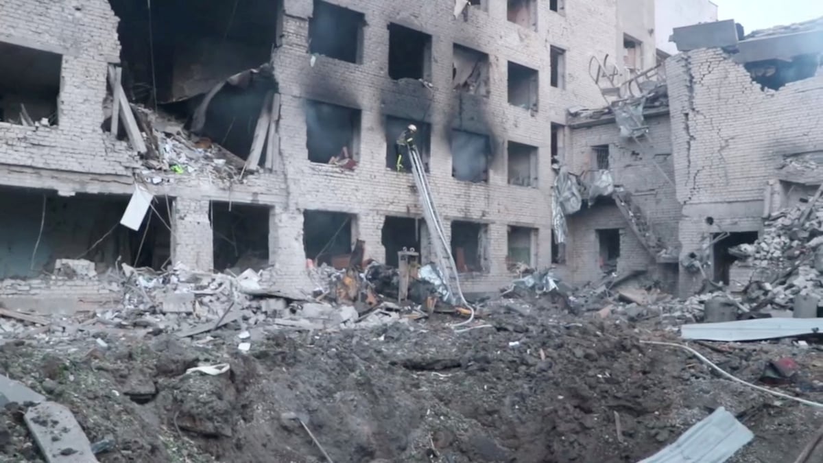 Consequences d'une frappe de missile russe a dnipro en ukraine