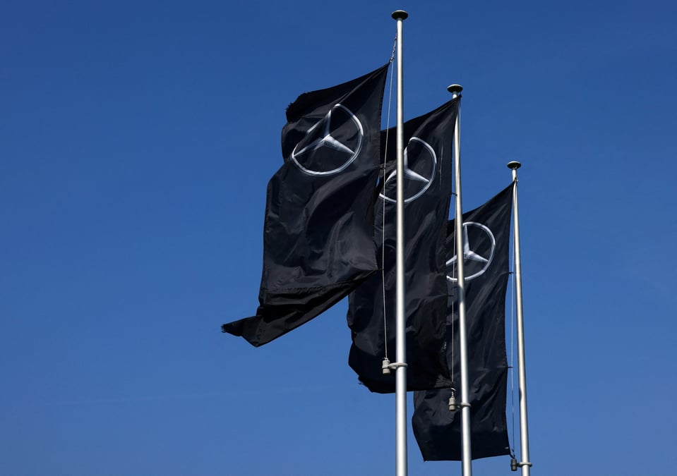 Photo du logo de mercedes-benz a l'exterieur d'un concessionnaire a bruxelles