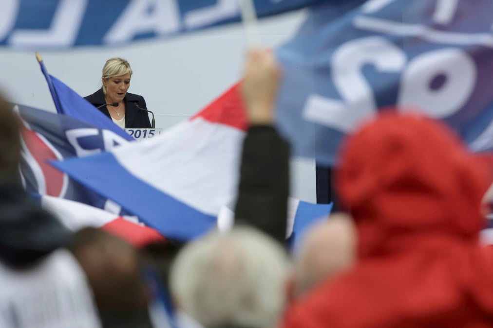 Le 1er-mai de marine le pen perturbe par les femen, et son pere