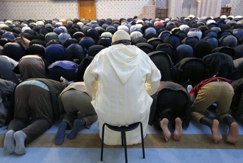 Un an apres les attentats, operation portes ouvertes dans les mosquees