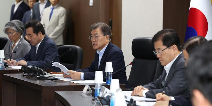 Le président sud-coréen Moon Jae-in préside le Conseil national de sécurité à la Maison bleue présidentielle à Séoul, en Corée du Sud, le 4 juillet 2017.