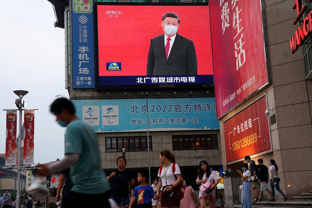 Chine : le président Xi Jinping, masque sur le visage, apparaît sur un écran dans une zone de shopping à Pékin
