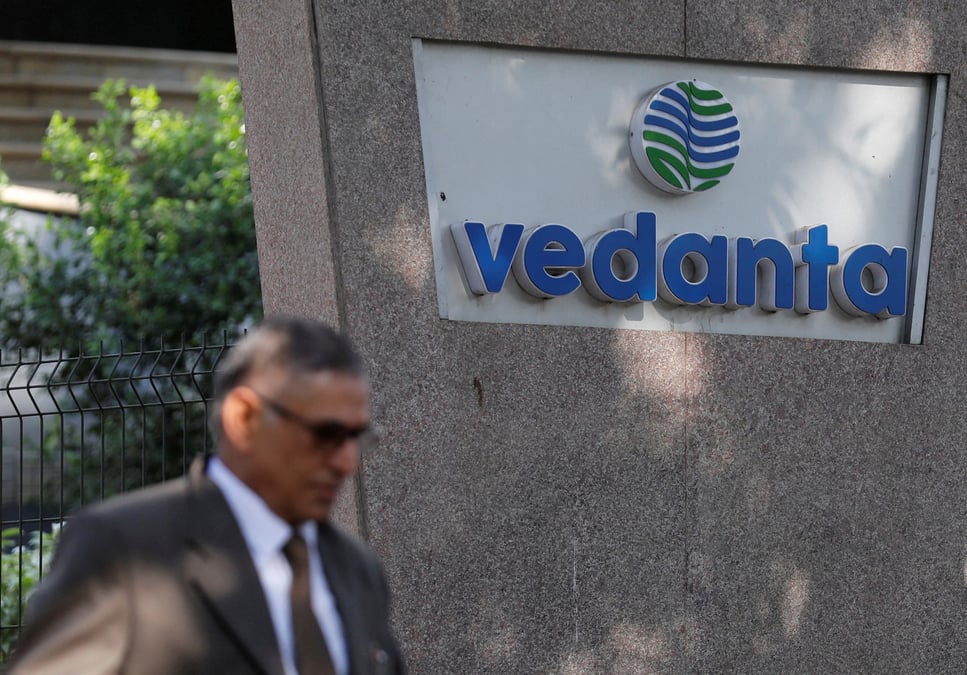 Photo d'archives d'un homme passant devant le logo de vedanta
