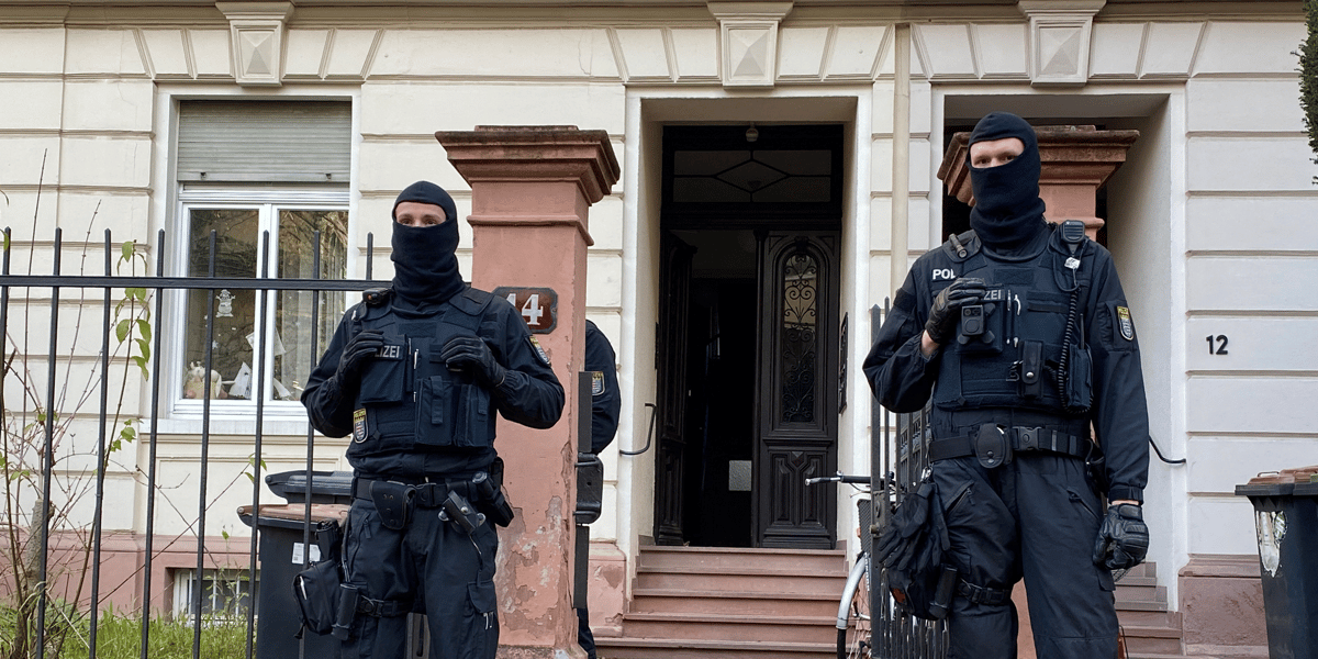 Des membres et des partisans presumes d'un groupe d'extreme droite ont ete arretes lors de raids en allemagne