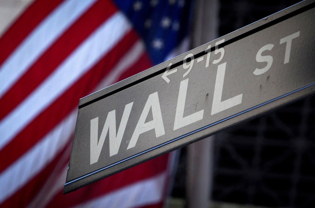 Panneau wall street a l'exterieur de la bourse de new york