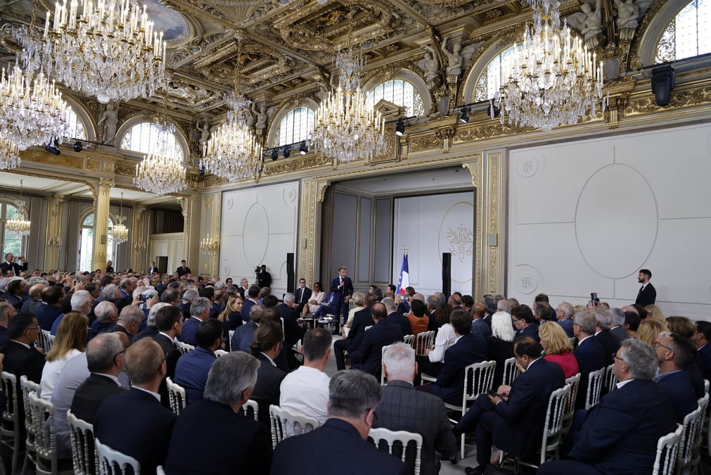 Emmanuel macron rencontre les maires touches par les emeutes