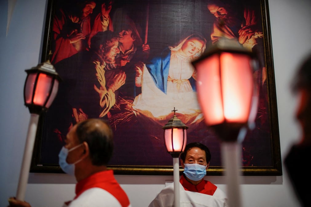 Des catholiques chinois dans une eglise catholique de shanghai