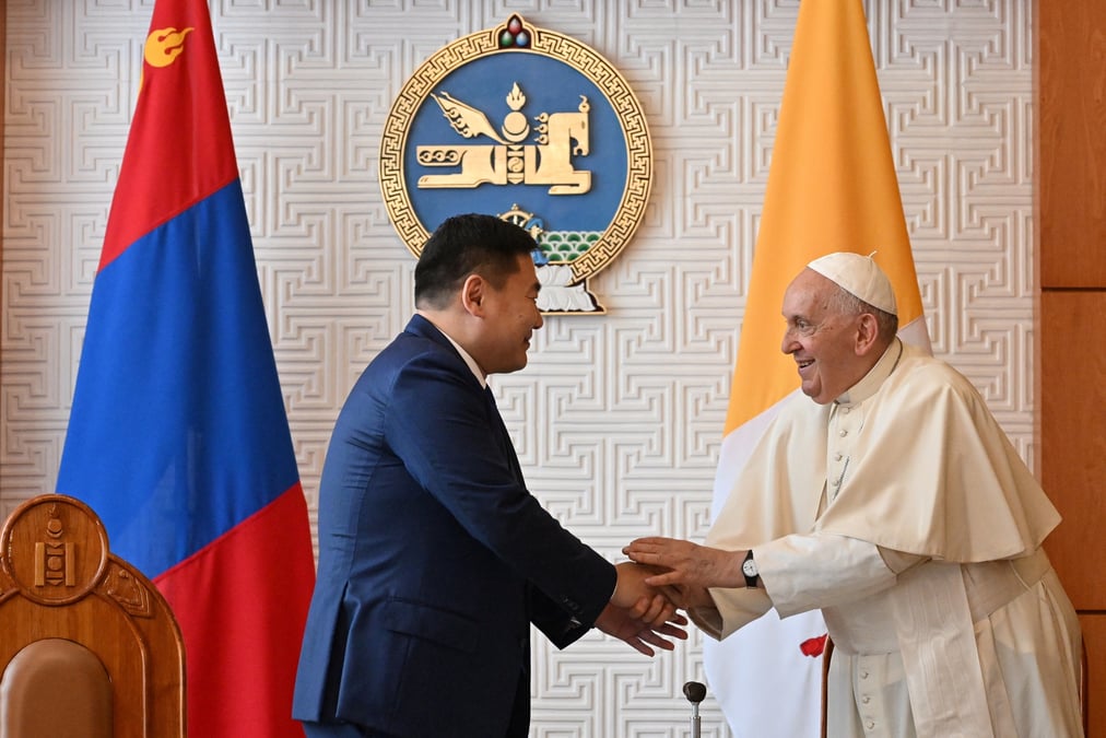 Le pape francois et le premier ministre mongol oyun-erdene luvsannamsrai se rencontrent a oulan-bator