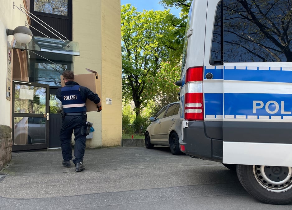 Des policiers transportent des boites dans un batiment de police a mayence, en allemagne