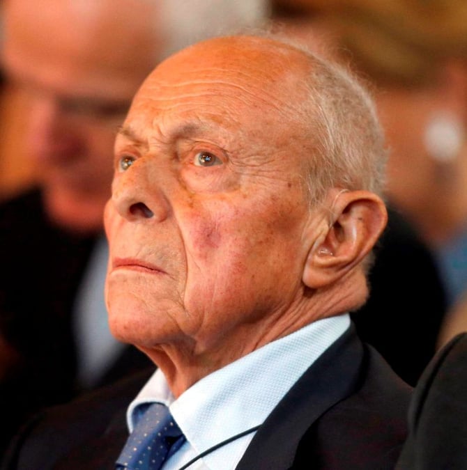 Francois hollande decore michel rocard et l'erige en exemple