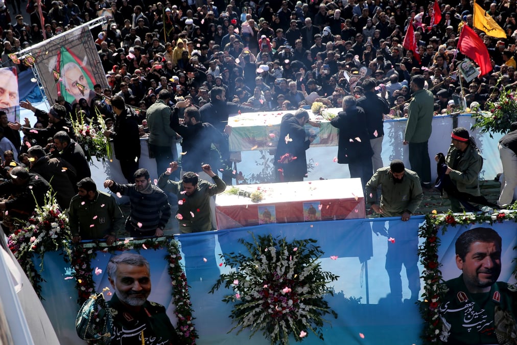 Le peuple iranien participe au cortège funèbre du général iranien Qassem Soleimani, chef de la force d'élite Quds, qui a été tué lors d'une frappe aérienne à l'aéroport de Bagdad. La cérémonie des funérailles et l'inhumation se sont déroulées dans sa ville natale de Kerman, en Iran, mardi 7 janvier 2020.