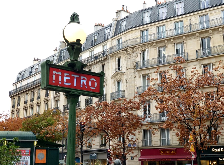 Un panneau indiquant le metro parisien dans le centre de paris