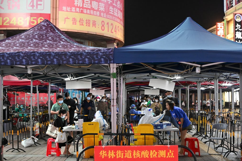 Des personnes font la queue pour se faire depister du covid-19 a guangzhou