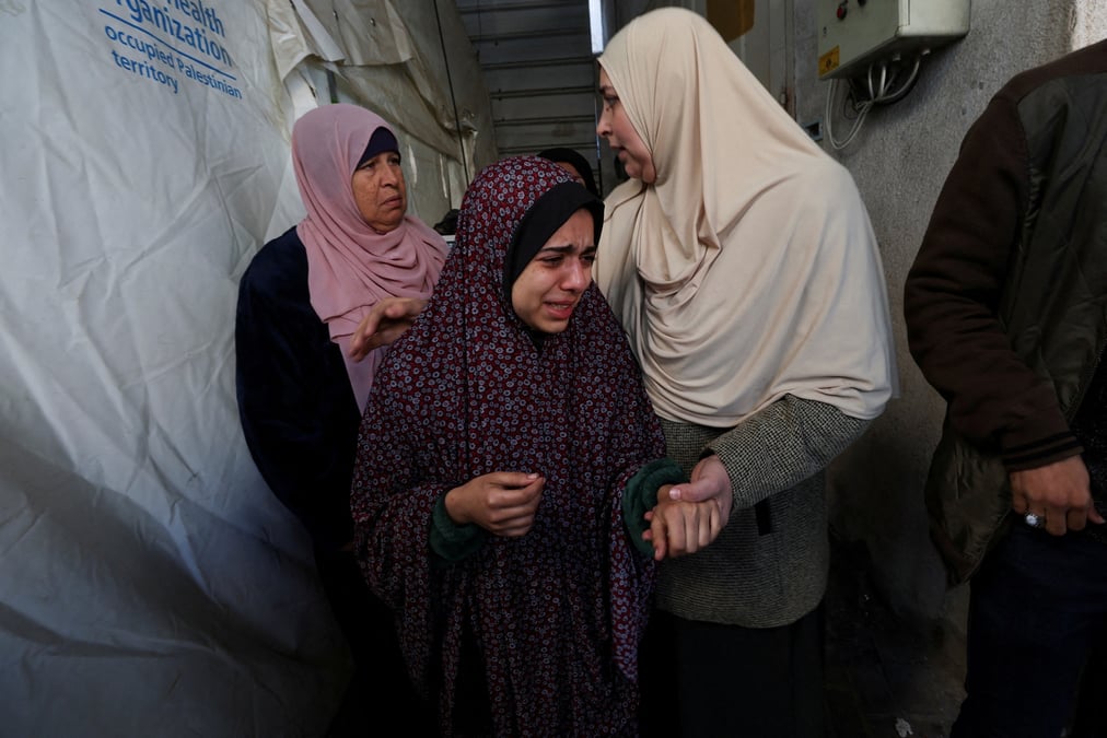 Des personnes en deuil reagissent pres des corps de palestiniens tues lors de frappes israeliennes, dans un hopital de rafah
