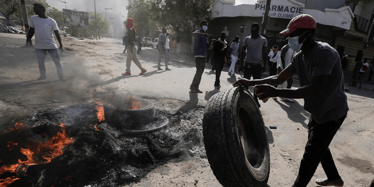 Des manifestants senegalais protestent contre le report de l'election presidentielle
