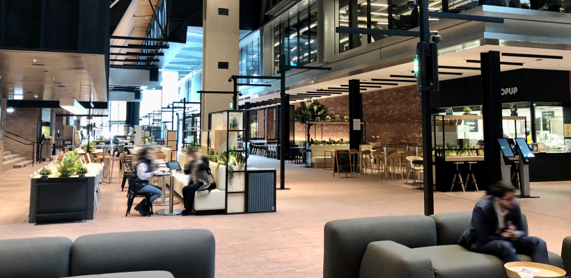 Une rue intérieure dans le hall de Metal 57, siège social de BNP Paribas Real Estate à Boulogne
