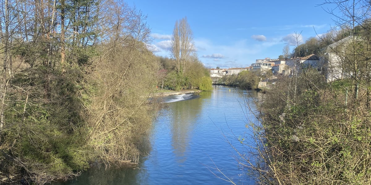 La Charente à Angoulême, où la ressource est déjà sous tension en été pour produire de l'eau potable.