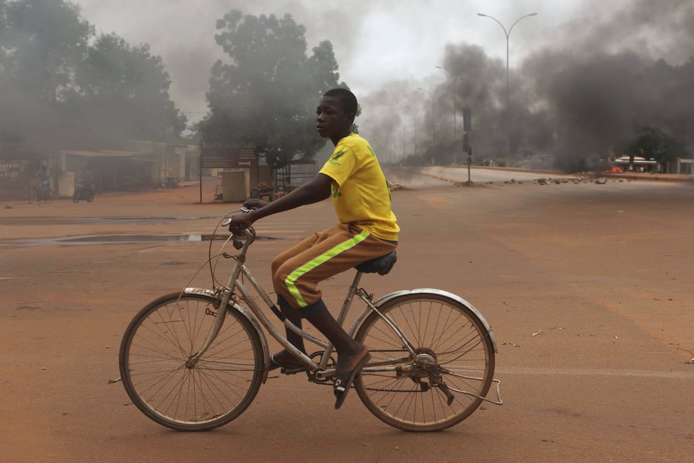La junte au pouvoir au burkina faso libere le president de transition