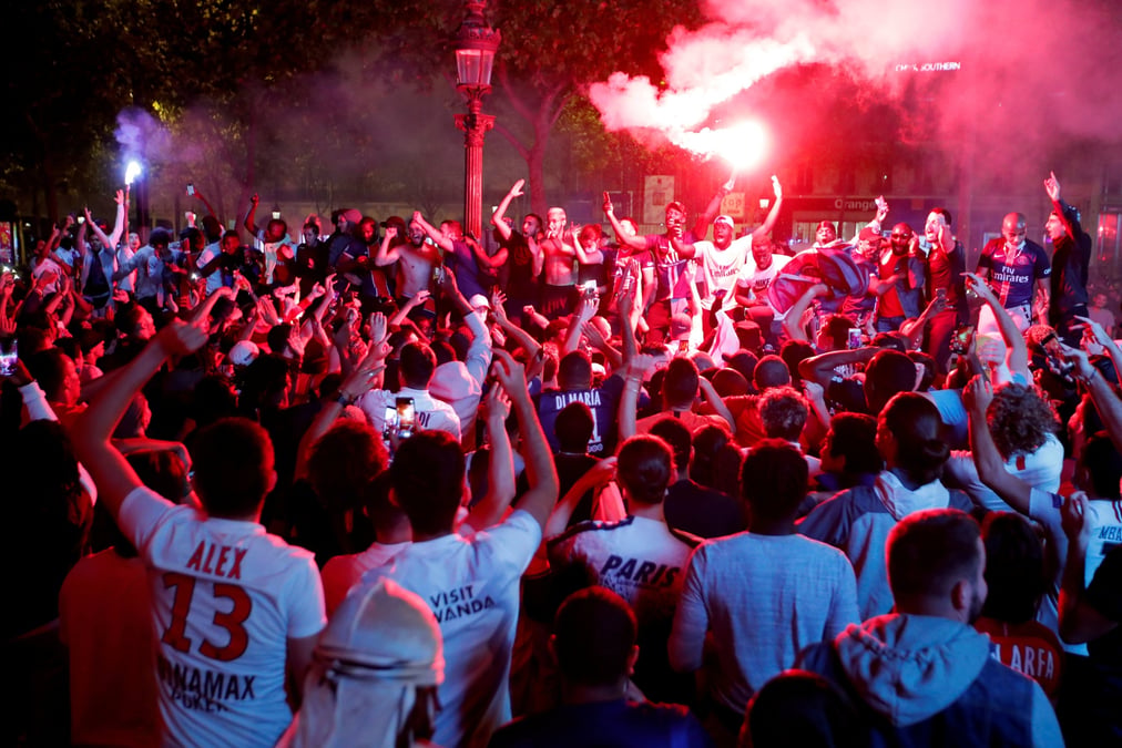 Liesse a paris apres la qualification pour la finale de la ligue des champions de football