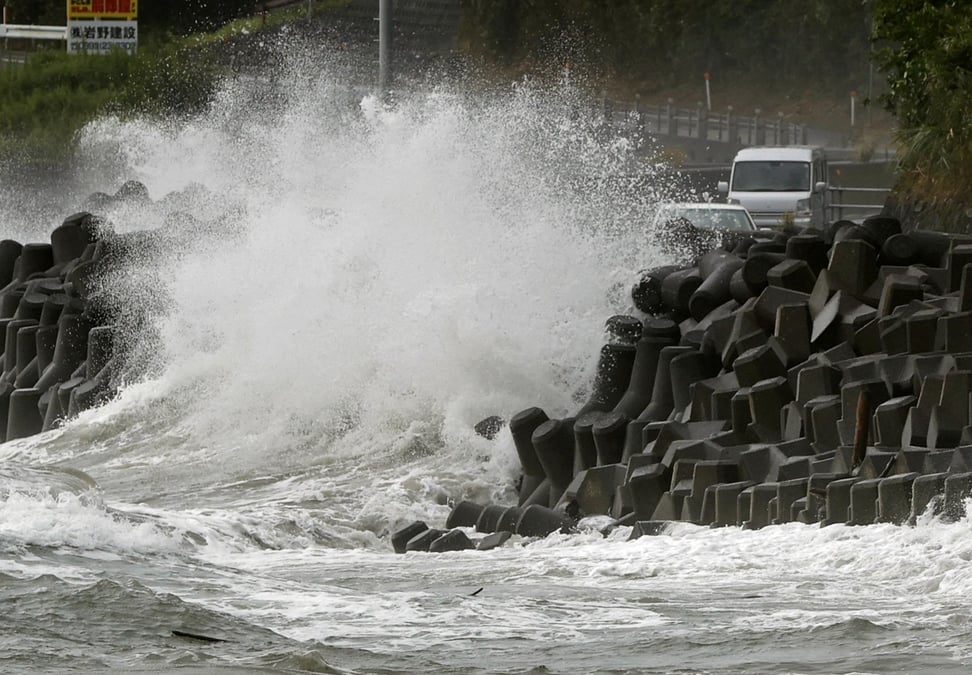 Le typhon haishen s'approche du sud du japon, balaye par la pluie