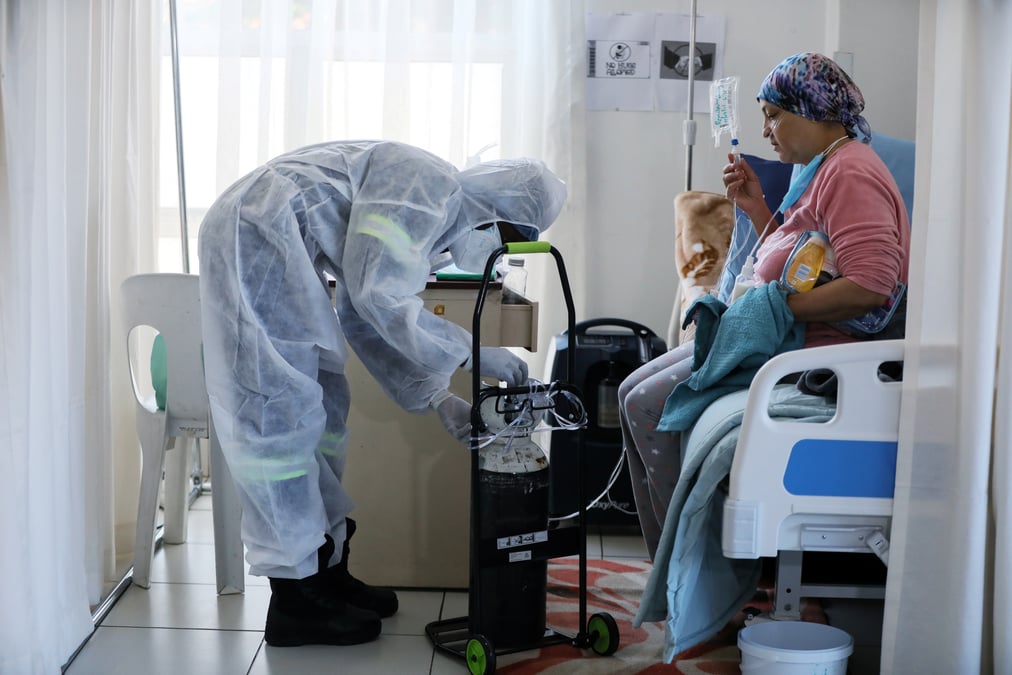 Coronavirus: moins de cas en afrique du sud, qui leve des restrictions