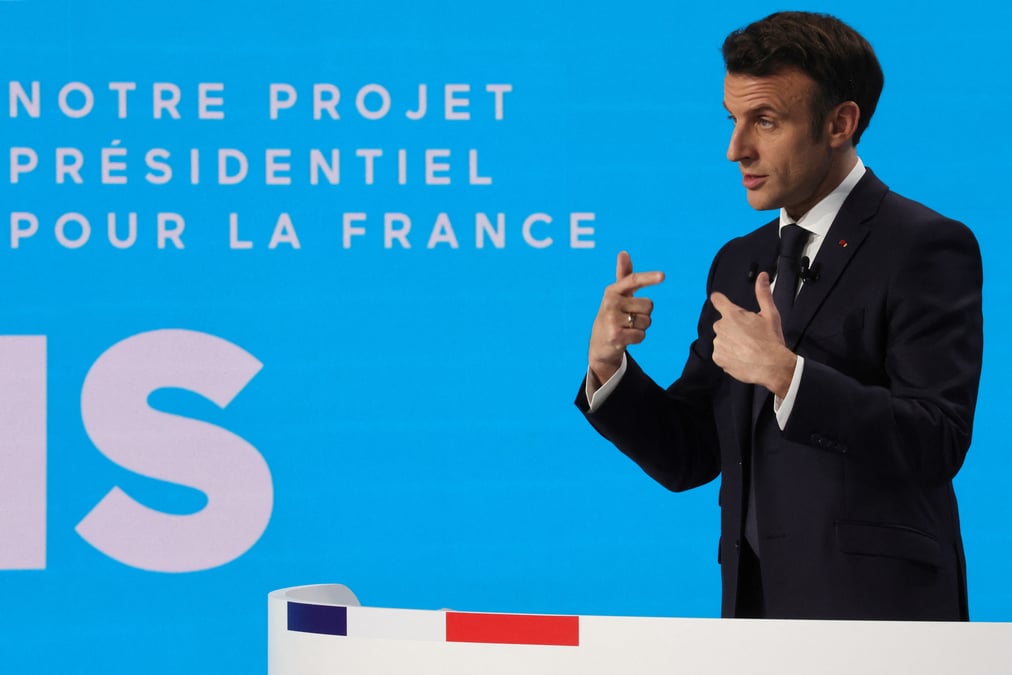 Macron dit vouloir porter progressivement a 65 ans l'age de la retraite