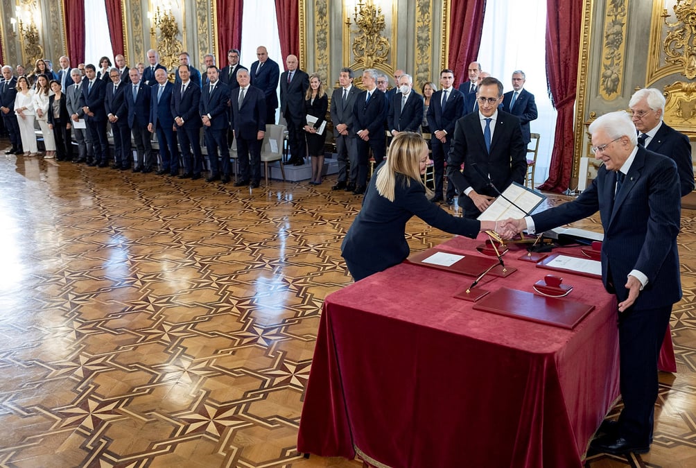 Sergio mattarella serre la main de giorgia meloni lors de la ceremonie de prestation de serment au palais presidentiel du quirinal, a rome