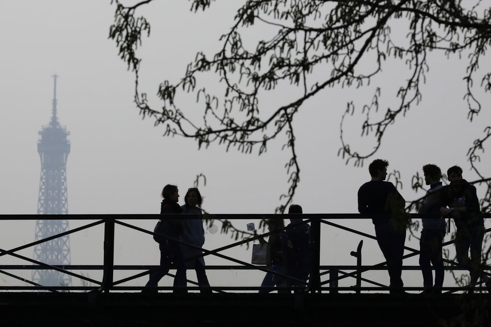Des personnes traversent un pont sur la seine a paris