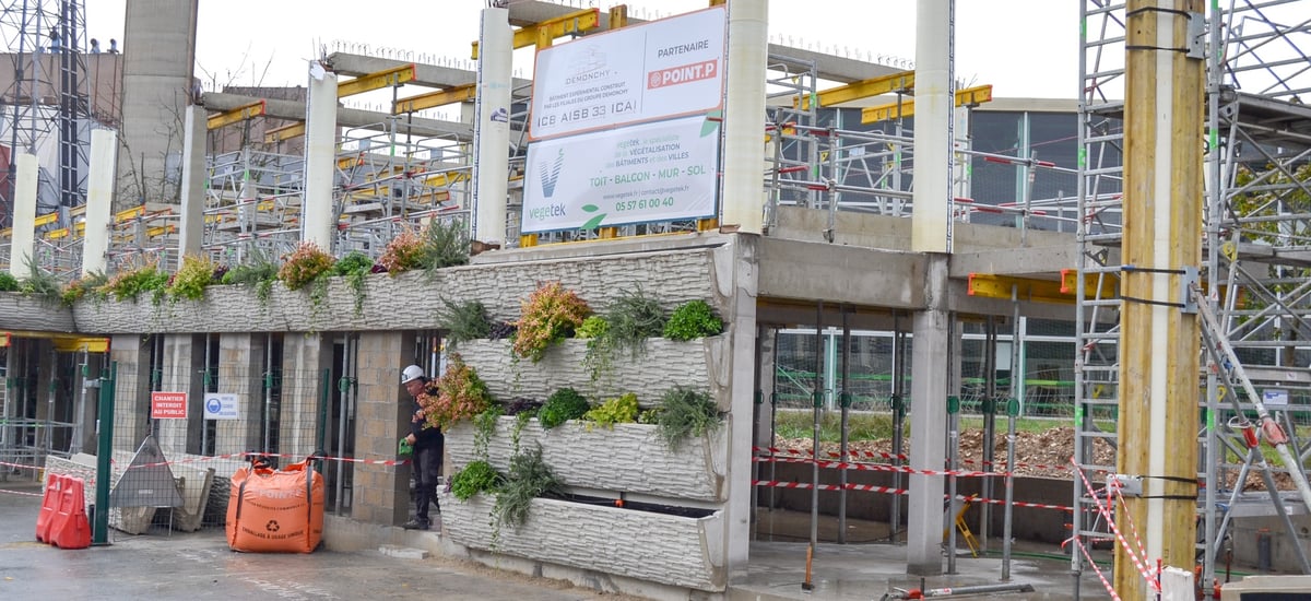 Le futur bâtiment qui accueillera l'équipe R&D de Vegetek avec des murs végétalisés.