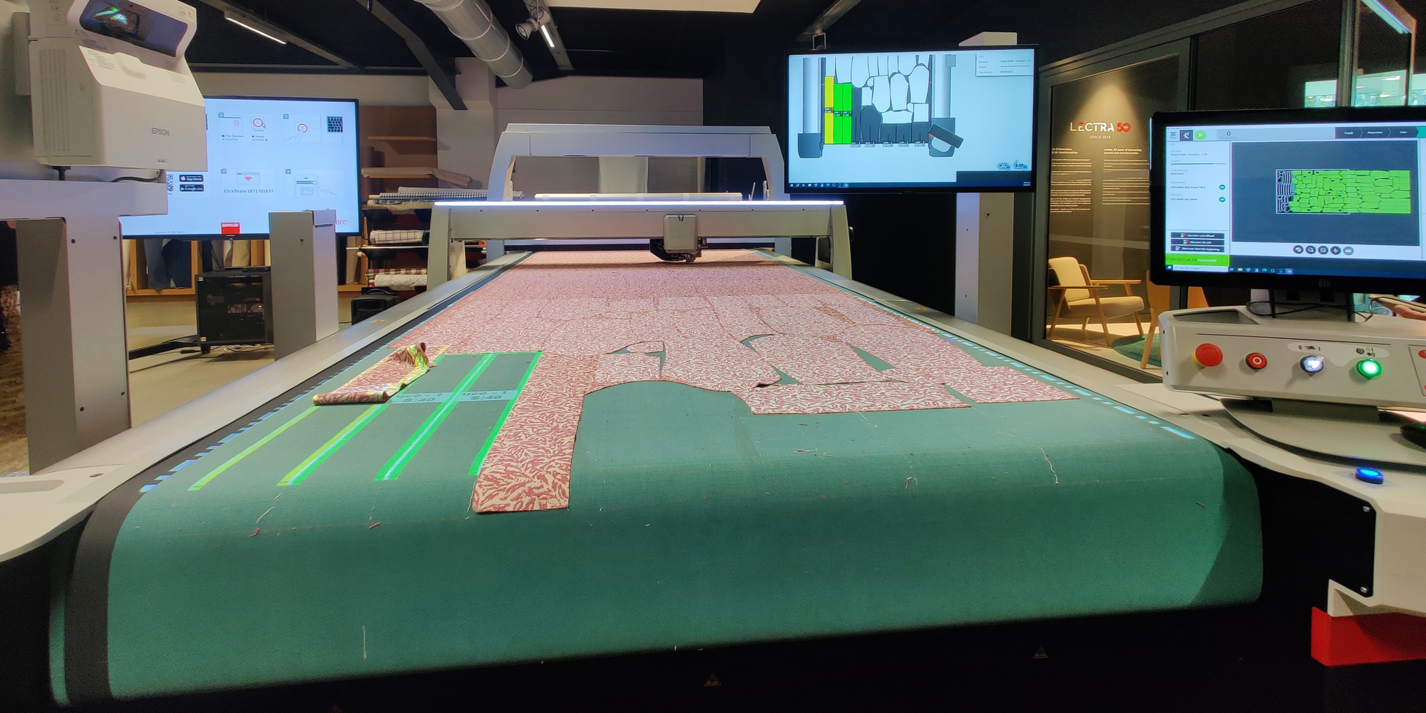 Lectra, poids-lourd mondial de la découpe industrielle, connecte ses tables de découpe mais aussi les étapes amont et aval de l'industrie de la mode.