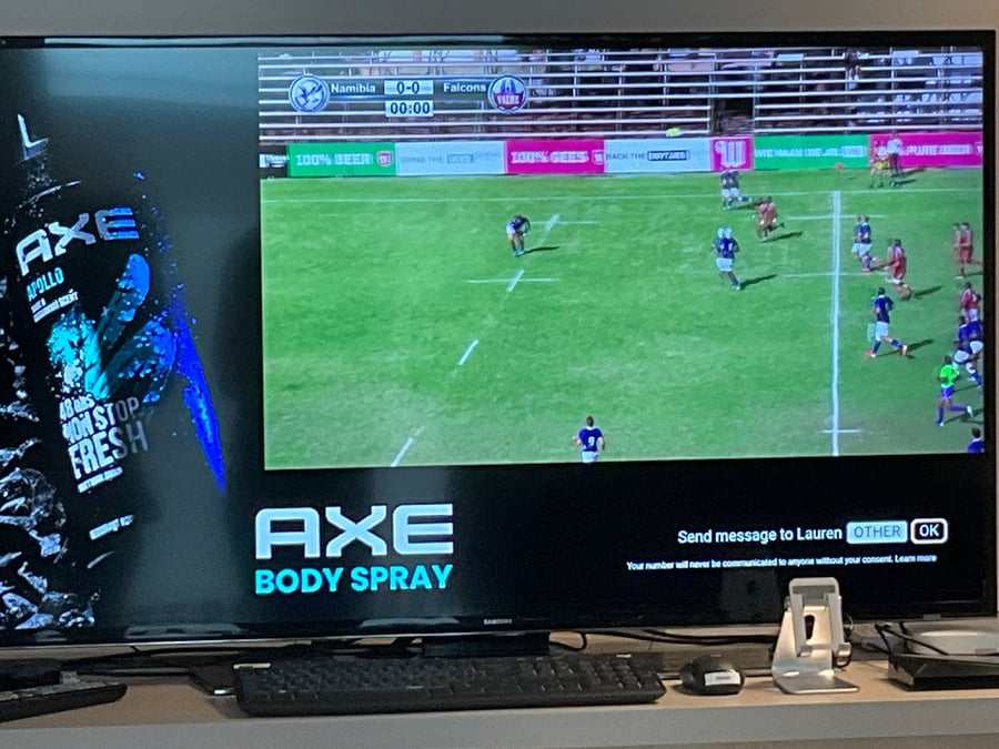 La TV connectée ouvre de nouveaux horizons en matière de publicité personnalisée. La diffusion d’un événement en direct peut ainsi être associée sur le même écran à une bannière publicitaire, avec possibilité de se faire envoyer le message sur son téléphone.