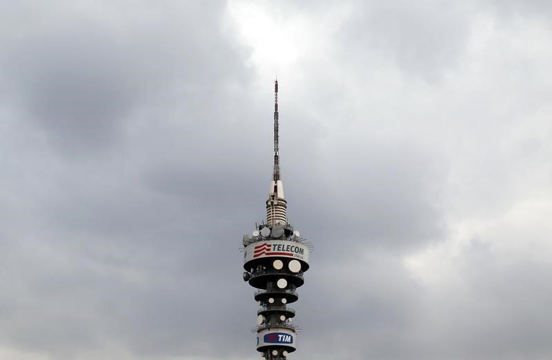 Telecom Italia continue d'examiner ses options au Brésil